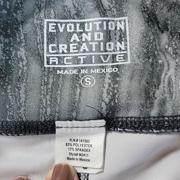 EVOLUTION AND CREATION ACTIVEWEAR GRAY WITH PINK FLOWERS SKULL LEGGING CAPRIS - Picture 4 of 7